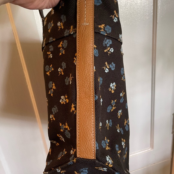 Beautiful Coach bag. this bag is on eBay for $139 I will match that price - Picture 4 of 16